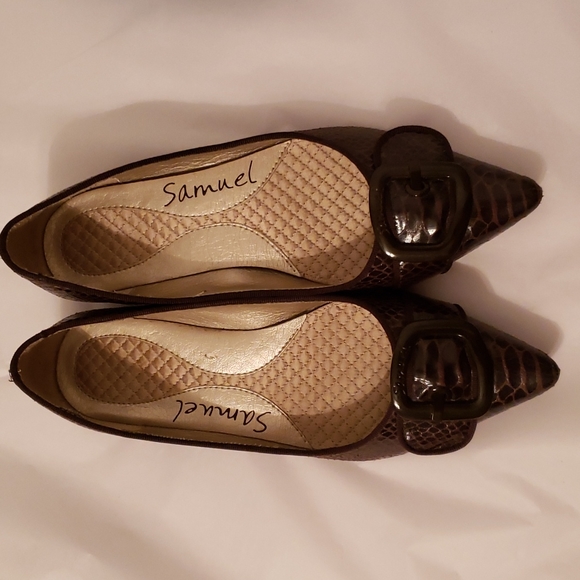 Samuel brown slip on shoes in a size 7 1/2. Excellent pre owned condition. - Picture 3 of 4